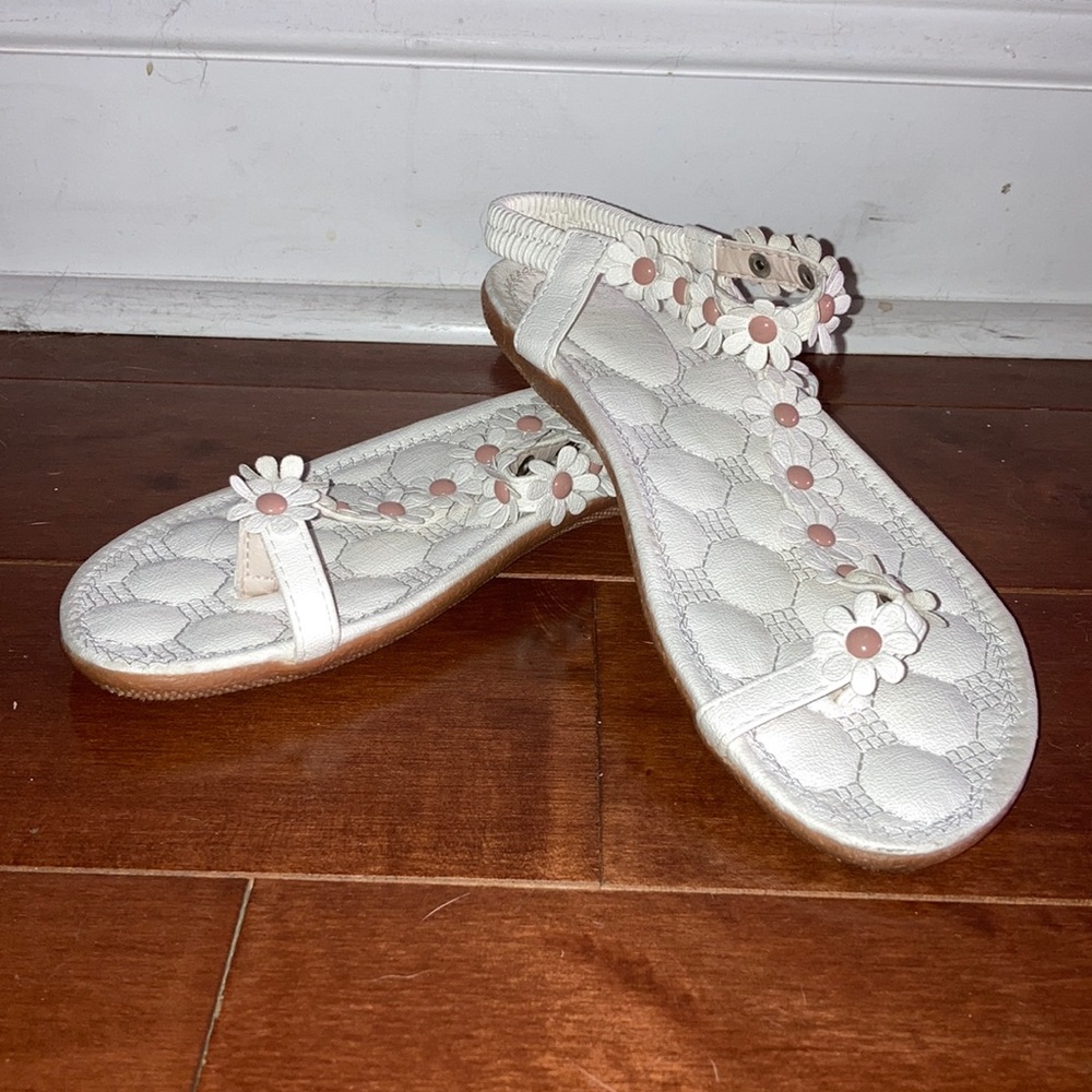 NWOT white embellished daisy sandals